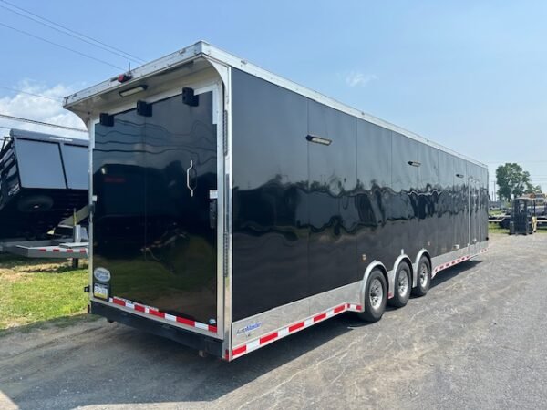 2021 Continental 8.5 x 44 Enclosed Gooseneck Trailer - Image 4