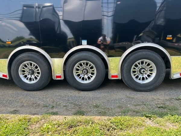 2021 Continental 8.5 x 44 Enclosed Gooseneck Trailer - Image 12