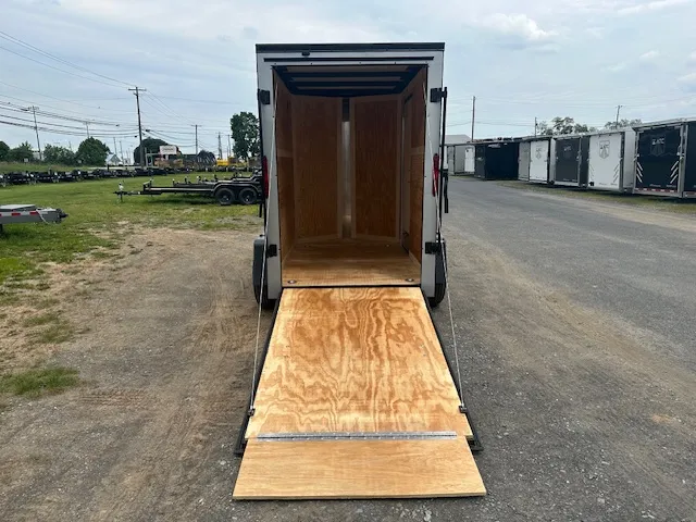 Homesteader 5 x 8 Enclosed V-Nose Cargo Trailer – Black Trim - Image 3