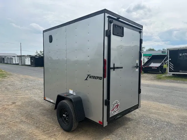 Homesteader 5 x 8 Enclosed V-Nose Cargo Trailer – Black Trim - Image 7