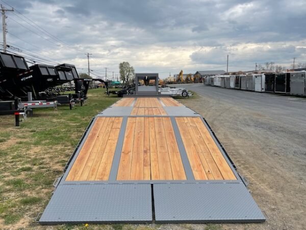 BWise 8 x 30 Gooseneck Deckover Equipment Trailer – Hydraulic Tail - Image 3